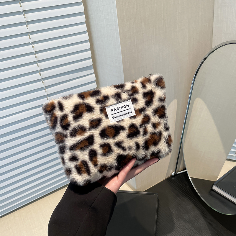 Beauty Makeup Women - Leopar desenli peluş makyaj çantası Büyük